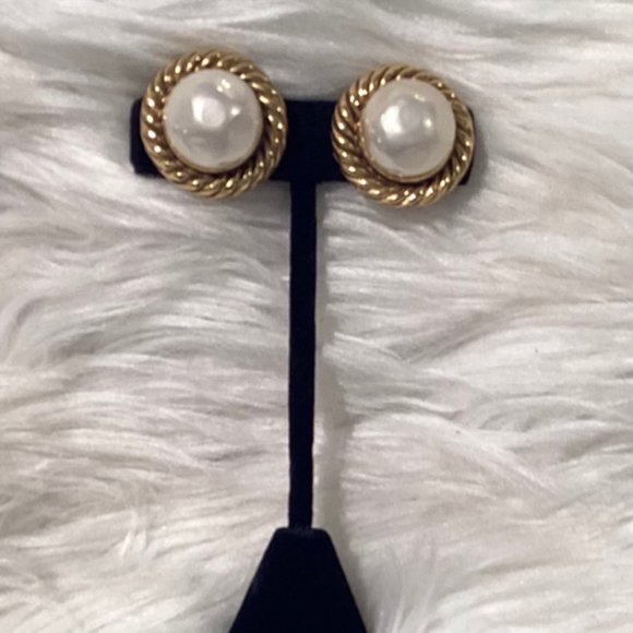Chanel authentic Pearl Clip On Earrings vintage - Picture 2 of 10